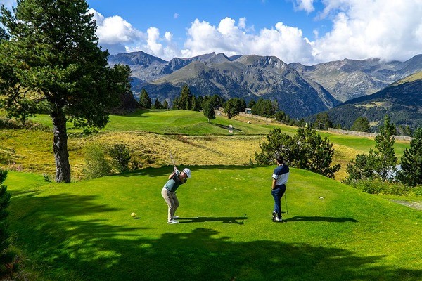 Juga a Golf en el camp més alt d'Europa 