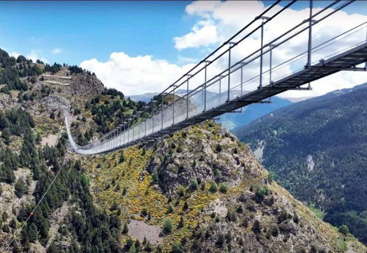 Puentes y Miradores Impresionantes: Cruza el Puente Tibetano de Canillo, Visita el Mirador Roc del Quer